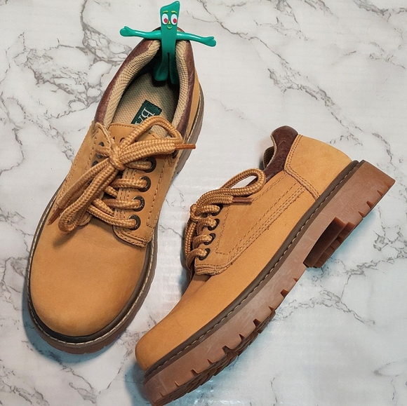 Bass Shoes - NWOT Bass Tan Prospect Nubuck Leather "Doc-like" Oxfords, Size 6